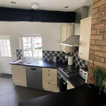 2 Bed House In 내어스버러