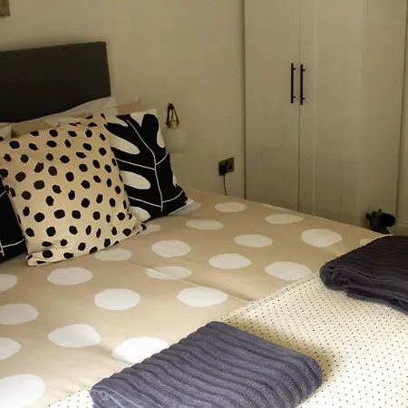 2 Bed House In 펜션